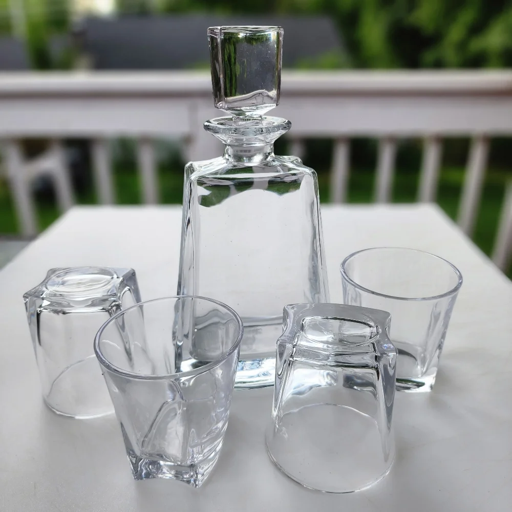 JoyJolt Glassware Luna Whiskey Crystal Decanter And Glass Set of‎ 6